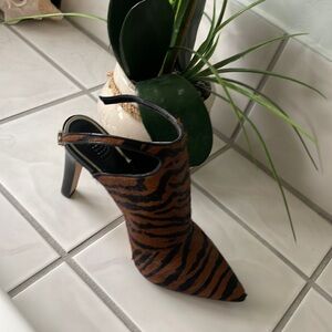 While house black market shoes